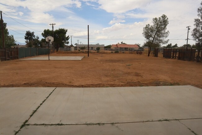 Building Photo - Apple Valley, 3 Bedroom, 2 Bathrooms, 1/2 acre property, Fully fenced