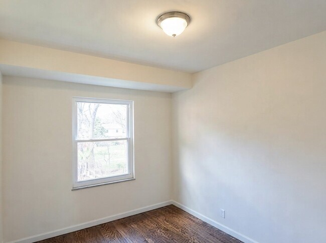 Building Photo - 8483 Hampstead Dr
