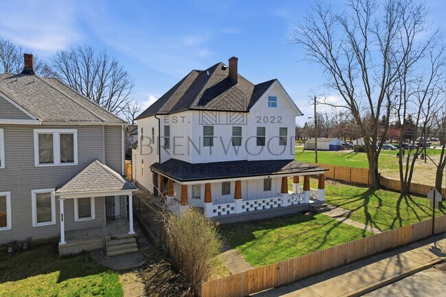 Building Photo - Contemporary 4bed/3bath with Private Yard