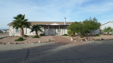Building Photo - WINTER RENTAL -- 3 Bedroom 2 Bath Home