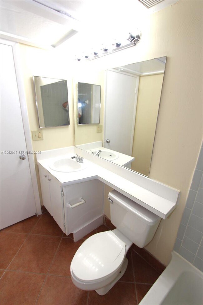 Building Photo - 2890 N Oakland Forest Dr