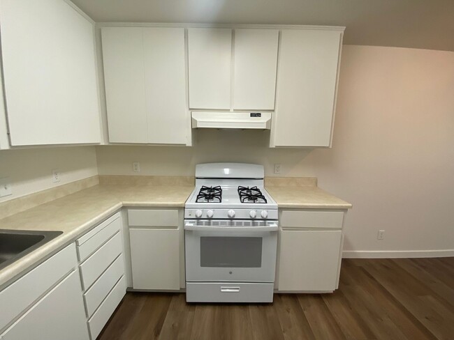 Building Photo - Downtown Duplex