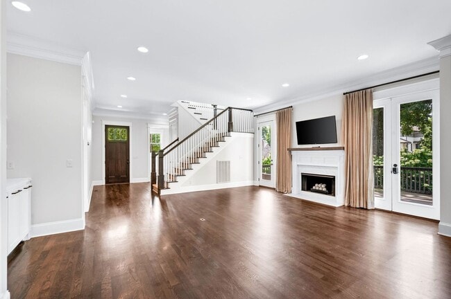 Building Photo - Stunning 4BE/3.5BA home in the heart of Gr...