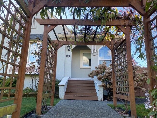 Building Photo - Ballard Loyal Heights Home
