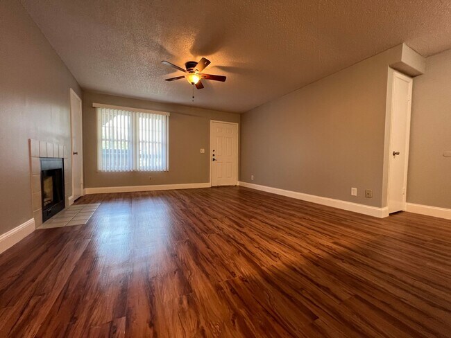 Building Photo - Beautiful 1/1 Condo in Gated Lakefront Com...