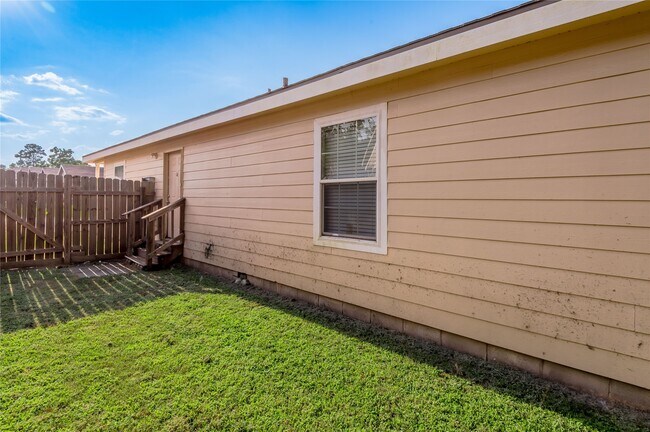 Building Photo - 164 Varsity Dr