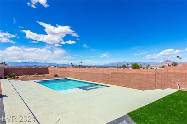 Building Photo - Elevated Desert Living with Strip & Mountain Views – Fully Furnished 6-Bedroom Retreat!