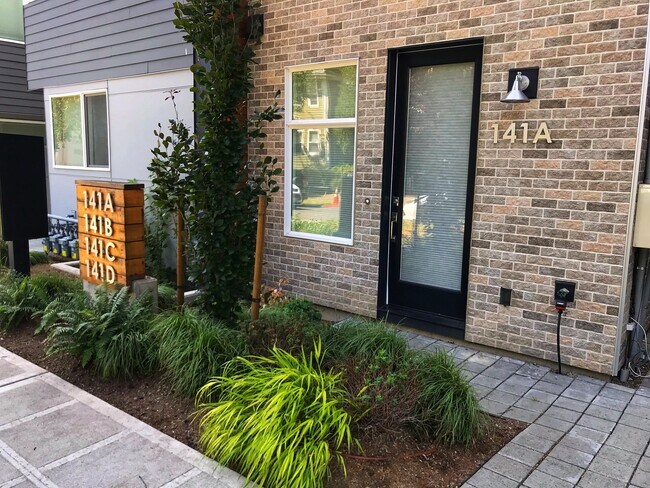 Building Photo - Gorgeous, Airy Townhome on Treelined Stree...