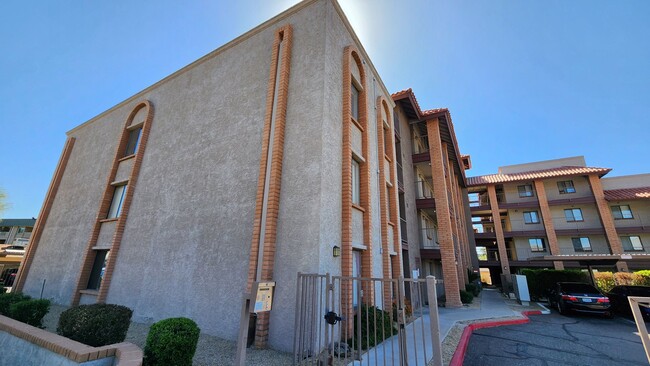 Building Photo - 2 Bedroom in the El Tovar Condominiums Nea...