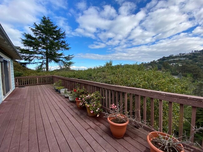 Building Photo - 845 Viewridge Dr