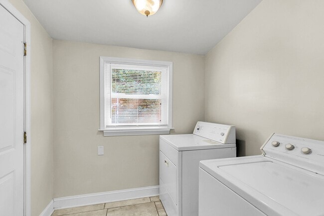 Building Photo - 3 Bed 2 Bath Home Located in Highland Park...