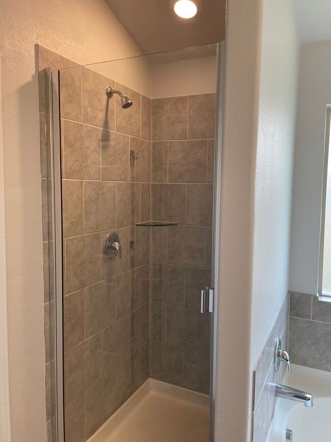 Building Photo - Available Now | Modern Single-Story 3 Bed, 2 Bath | Separate Office/Den | Big Yard | Pet Restrict...