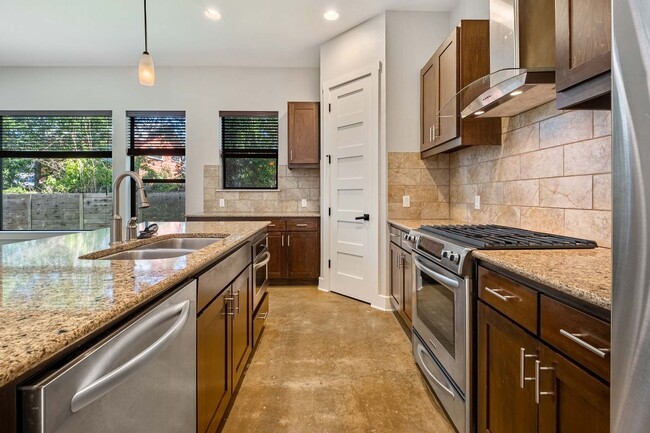 Building Photo - Stunning Modern Home in Desirable 78704 Ne...