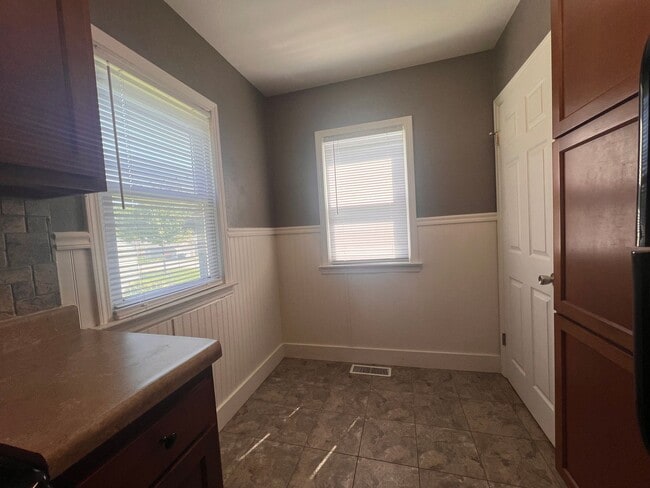 Building Photo - Cozy 2 Bed 1 Bath HOUSE w Garage