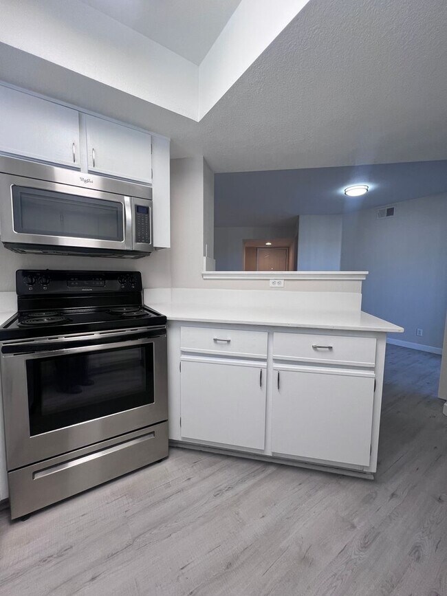 Building Photo - The Enclaves 3 bed 2 bath Upgraded Condo!