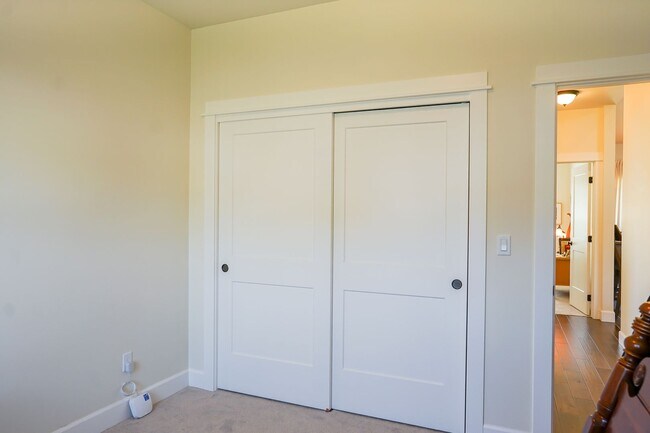 Building Photo - Beautiful Dover Bay Home