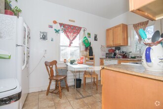 Building Photo - Large 3 bed unit near the Green Line and B...
