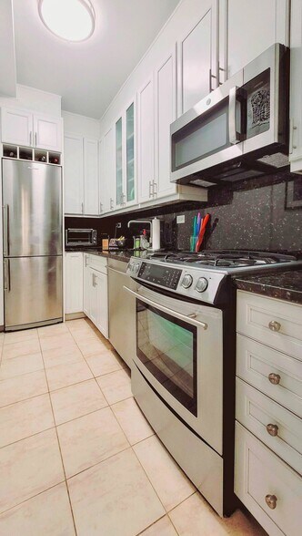 Building Photo - 220 E 54th St