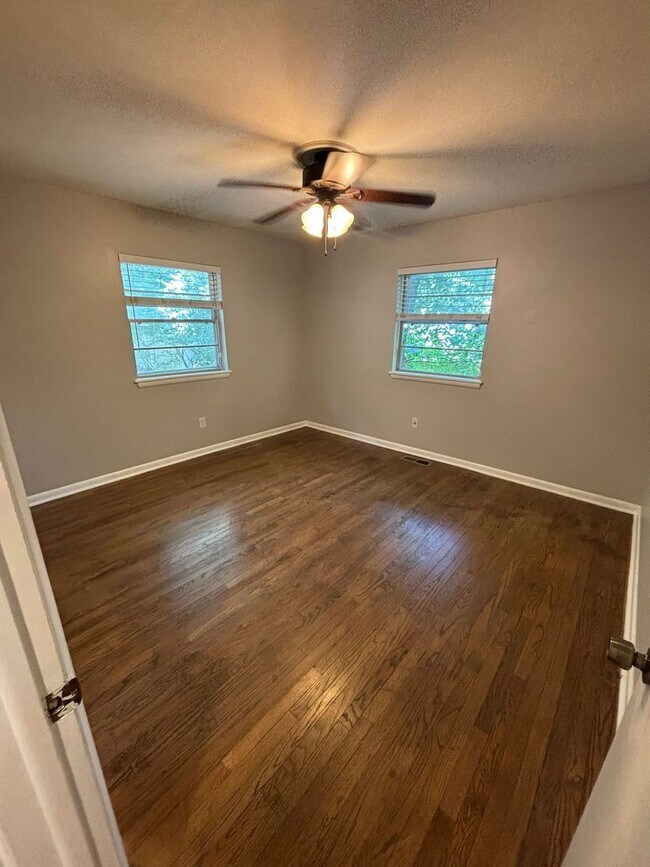 Building Photo - 4 Bedroom Single Family Home Close to Univ...