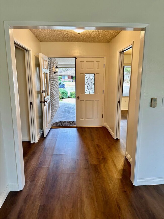 Building Photo - 9913 Spring Oak Dr