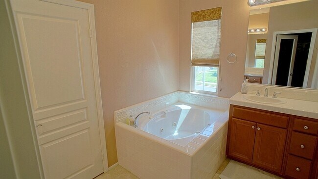 Building Photo - Spacious 4-Bedroom Townhome with Downstairs Bed/Bath in Creekside!