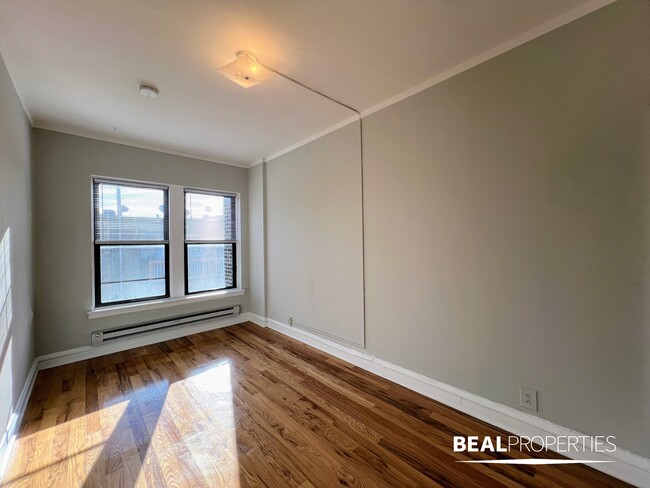 Building Photo - 4614 N Paulina St