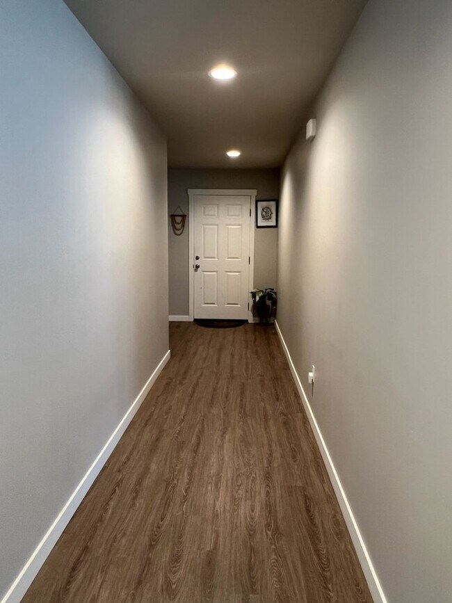 Building Photo - 3 bed/2 bath rambler style home! Double ga...