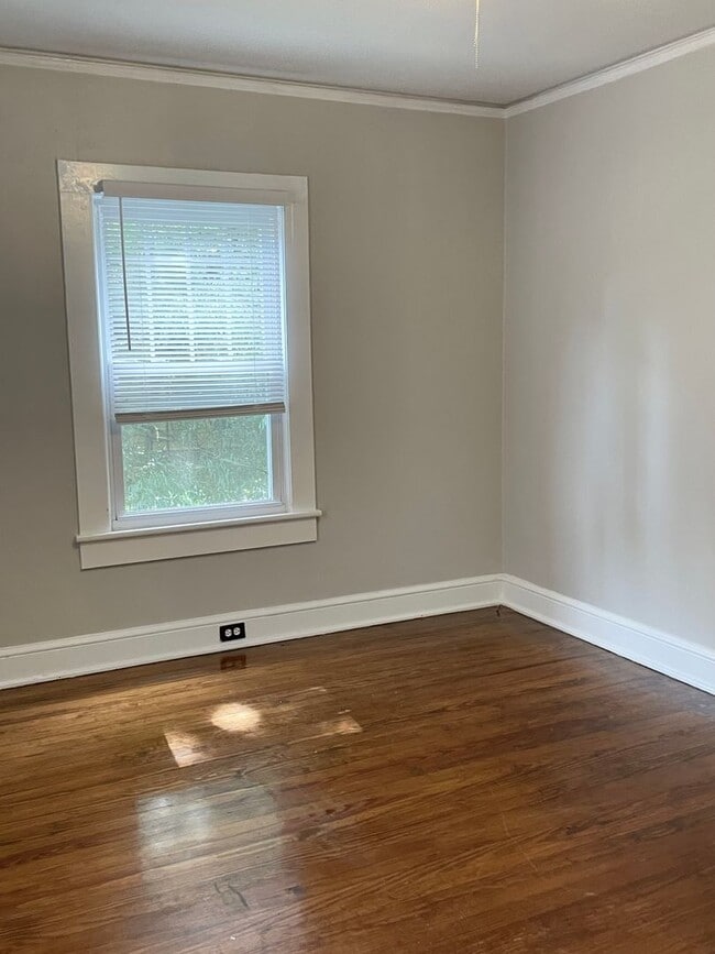 Building Photo - Adorable 2 Bedroom & 1 Full Bath Bungalow ...