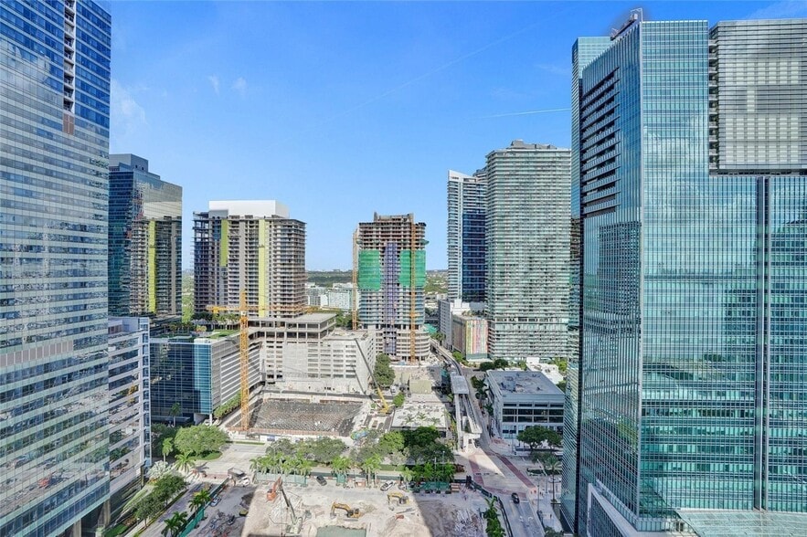 Building Photo - 2475 Brickell Ave