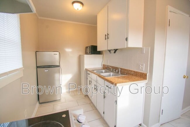 Building Photo - 401 Eva Cir