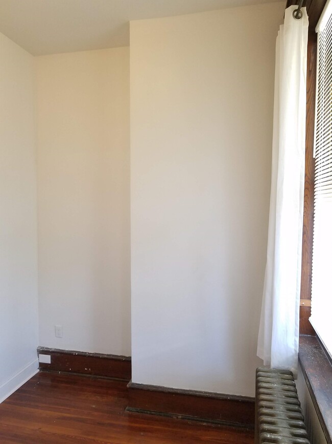 Building Photo - Large private bedroom plus office for rent...