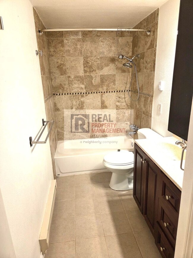Building Photo - Wonderful 3 Bedroom, 1 Bath With Garage an...