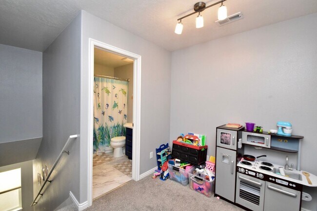 Building Photo - Great 4 Bedroom 3 Bath Home in South Jordan in Amazing HOA Community!