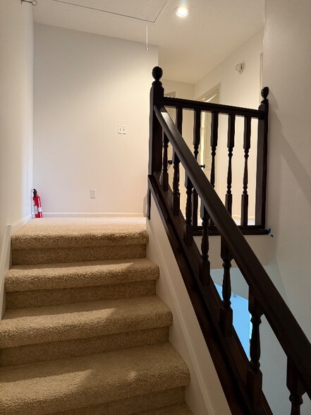 Building Photo - 9523 Maple Way