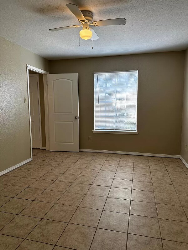 Building Photo - 9797 Leawood Blvd