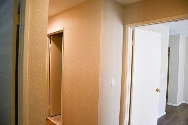 Building Photo - Newly remodeled and updated