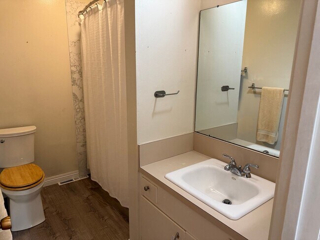 Building Photo - Desirable St Francis Neighborhood