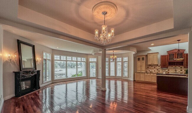 Building Photo - Lakeside Living!