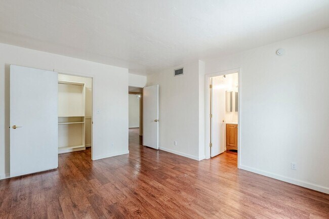 Building Photo - 3 Bed 2.5 Bath Pet-Friendly Retreat by The...