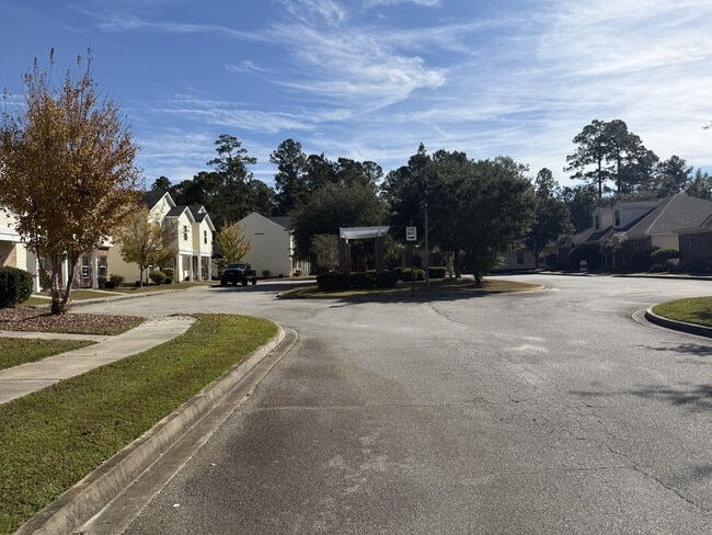 Building Photo - 600 Trellis Square