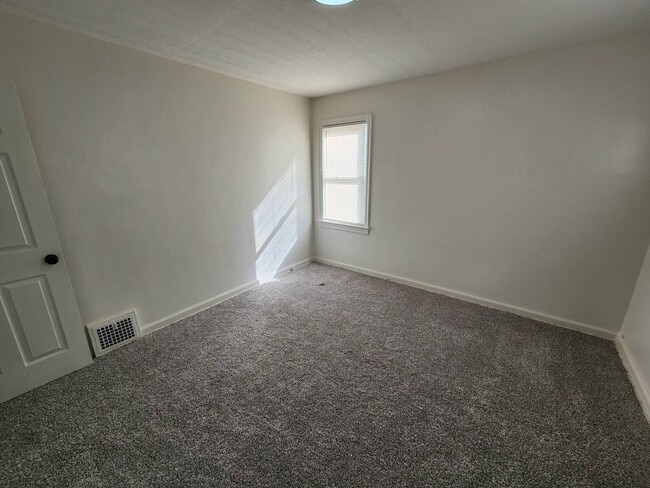 Building Photo - Charming 3-Bedroom Property in Prime Location