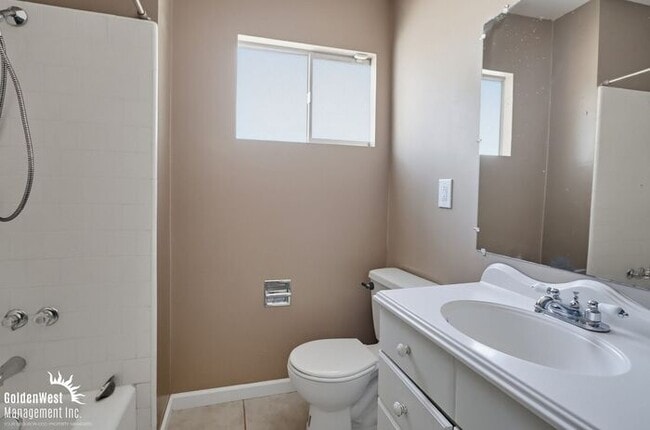 Building Photo - Updated 3Bdm 2Ba Single Story Home with Detached Garage in the Heart of Lakeside