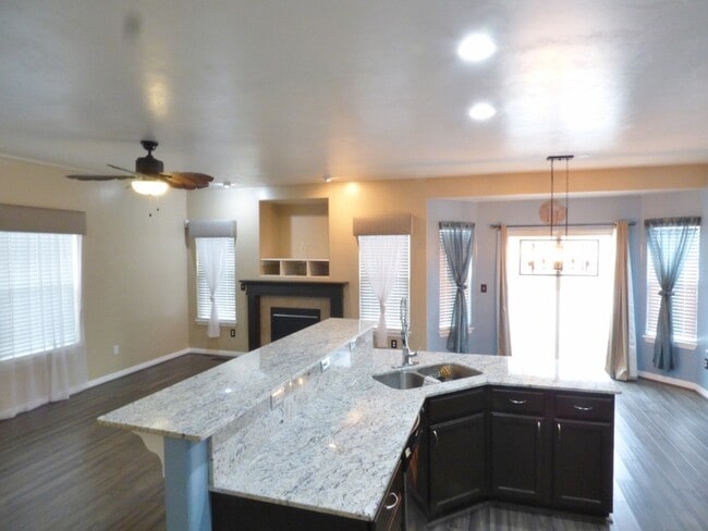 Building Photo - 3 Bd 3.5 Bath Model Like Townhome in Riverton