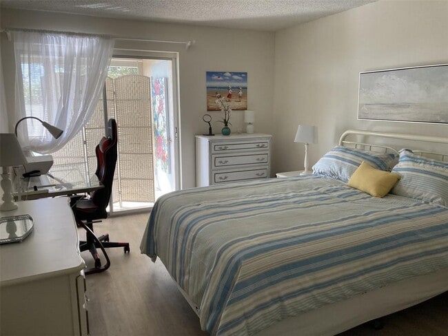 Building Photo - 304 47th Ave Dr W