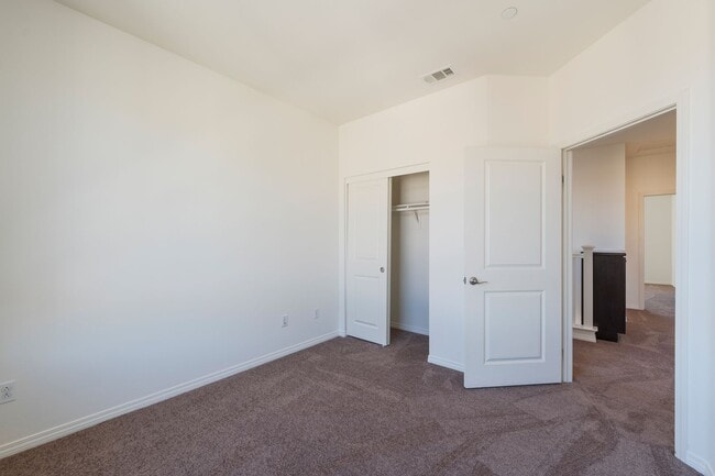 Building Photo - Secured and Quiet Townhome in Private Comm...