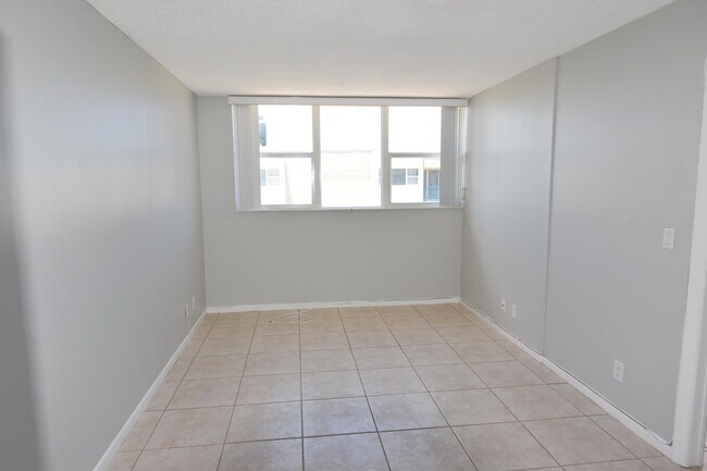 Building Photo - 1236 Hillsboro Mile