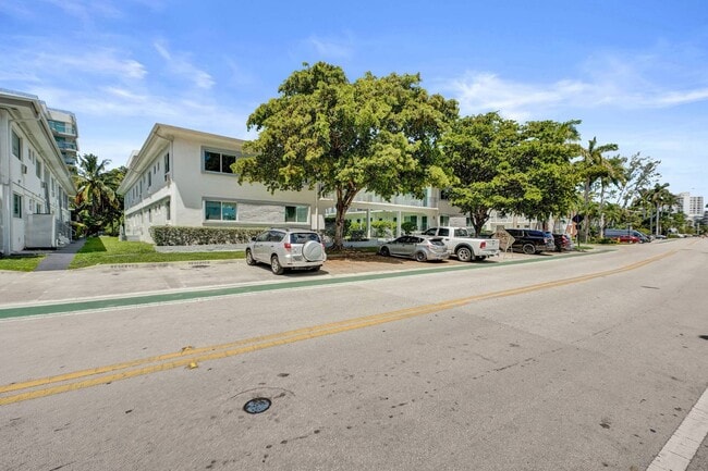 Building Photo - 9270 E Bay Harbor Dr