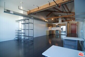 Building Photo - 530 S Hewitt St