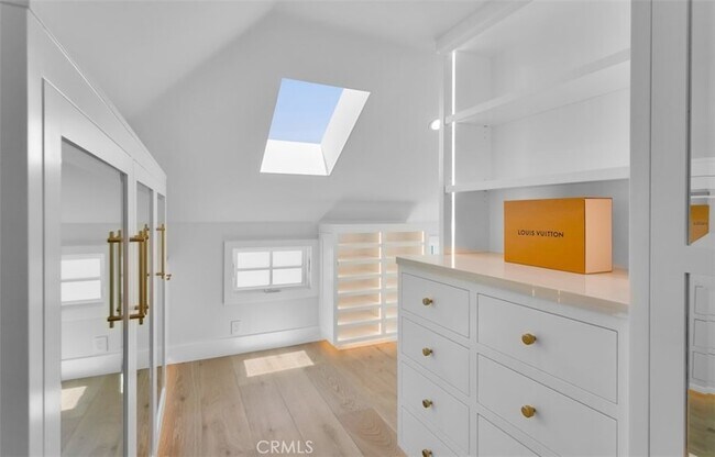 Building Photo - 2401 Bayshore Dr