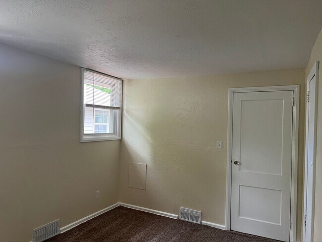 Building Photo - 2425 S Norton Ave